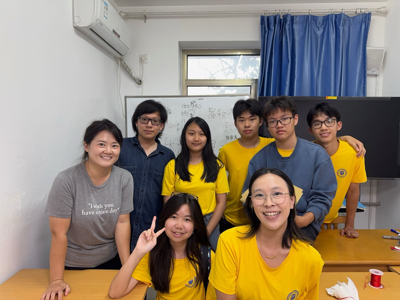 Murid camp MMC bersama pengajar di ruang kelas Tianjin University