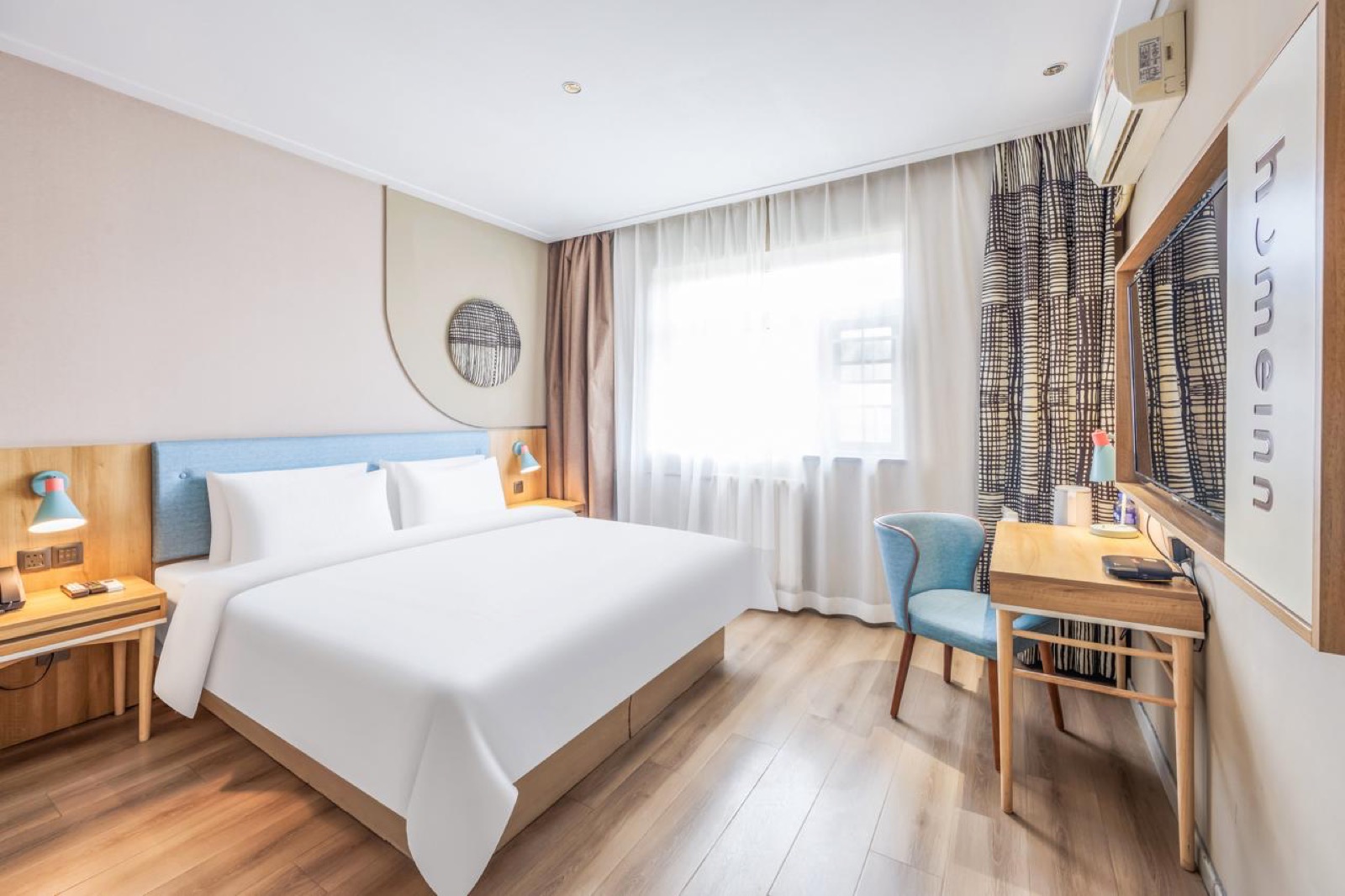 Kamar hotel single dengan queen size bed untuk peserta camp MMC Singapore