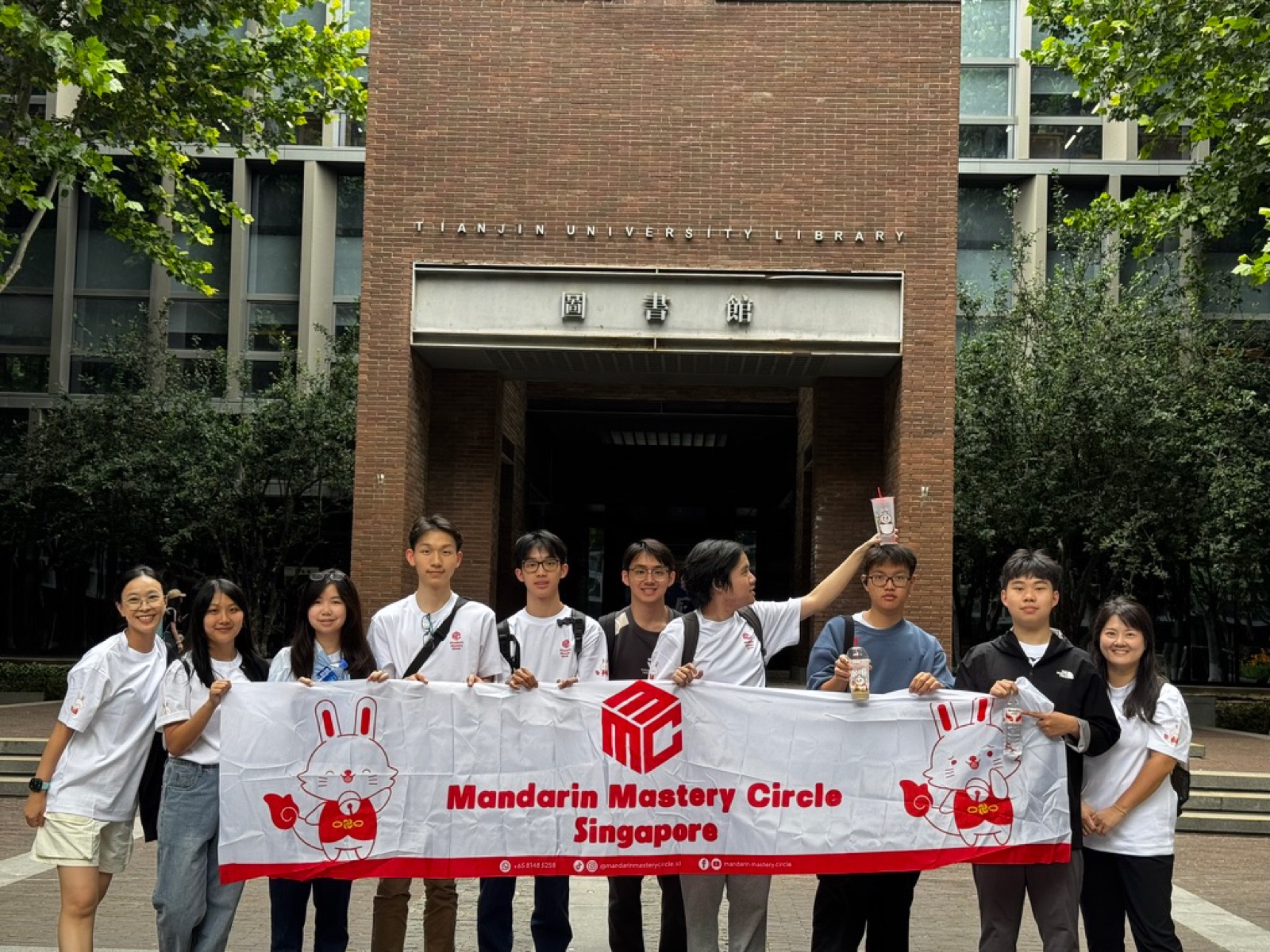 Murid camp MMC di depan Perpustakaan Tianjin University