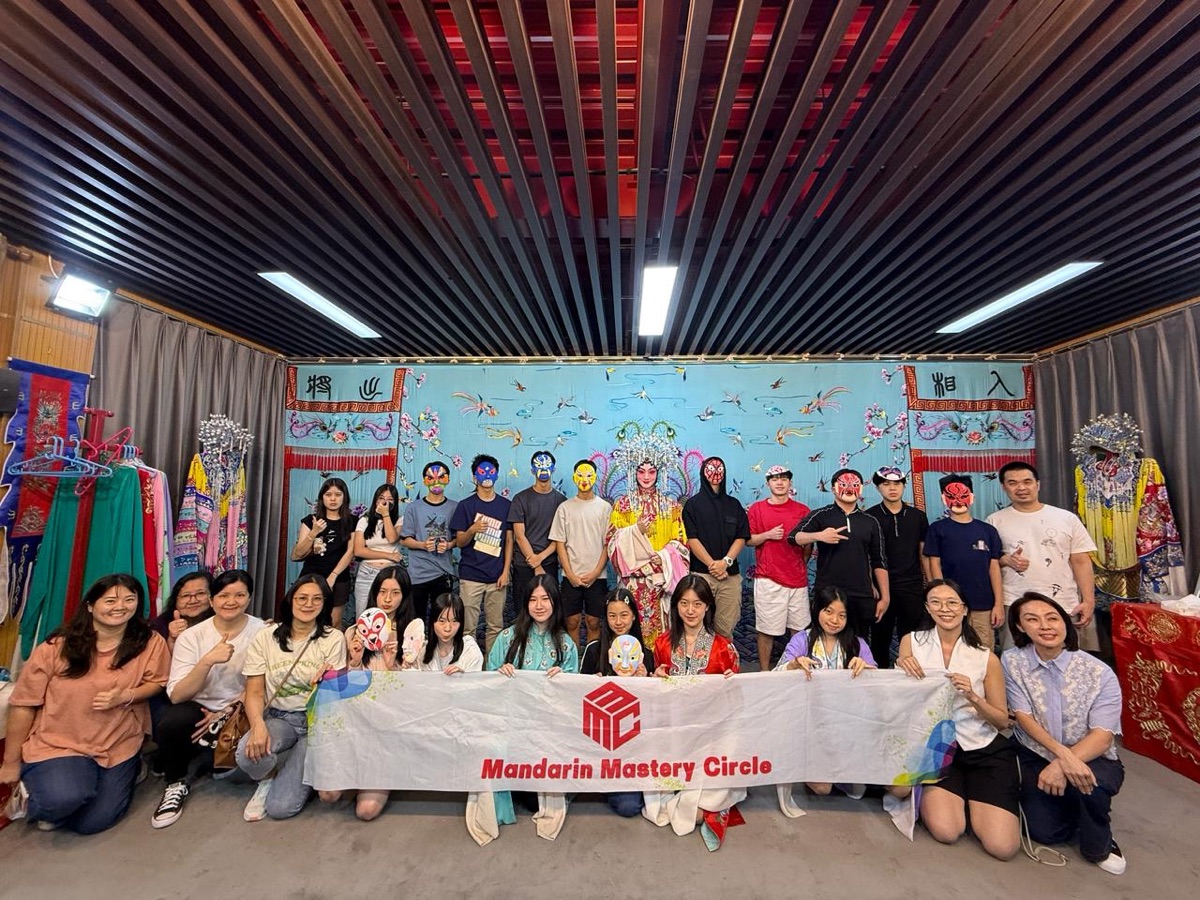 MMC community: Lynda Lysandra, Serena Yang, teachers, and students together at a Chinese cultural event